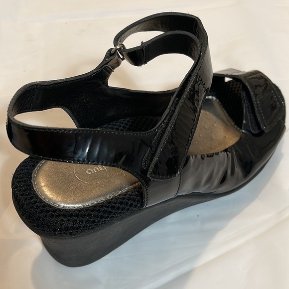 Easy spirit black raised heal with elastic closures  Size 7.5- like new - Picture 8 of 11